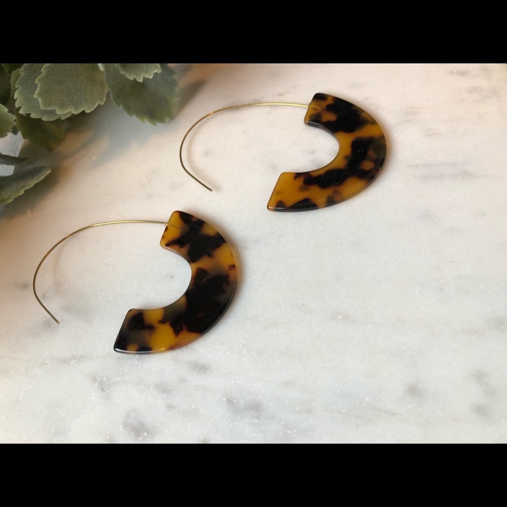 NWOT Classic Tortoise Earrings - Picture 4 of 4